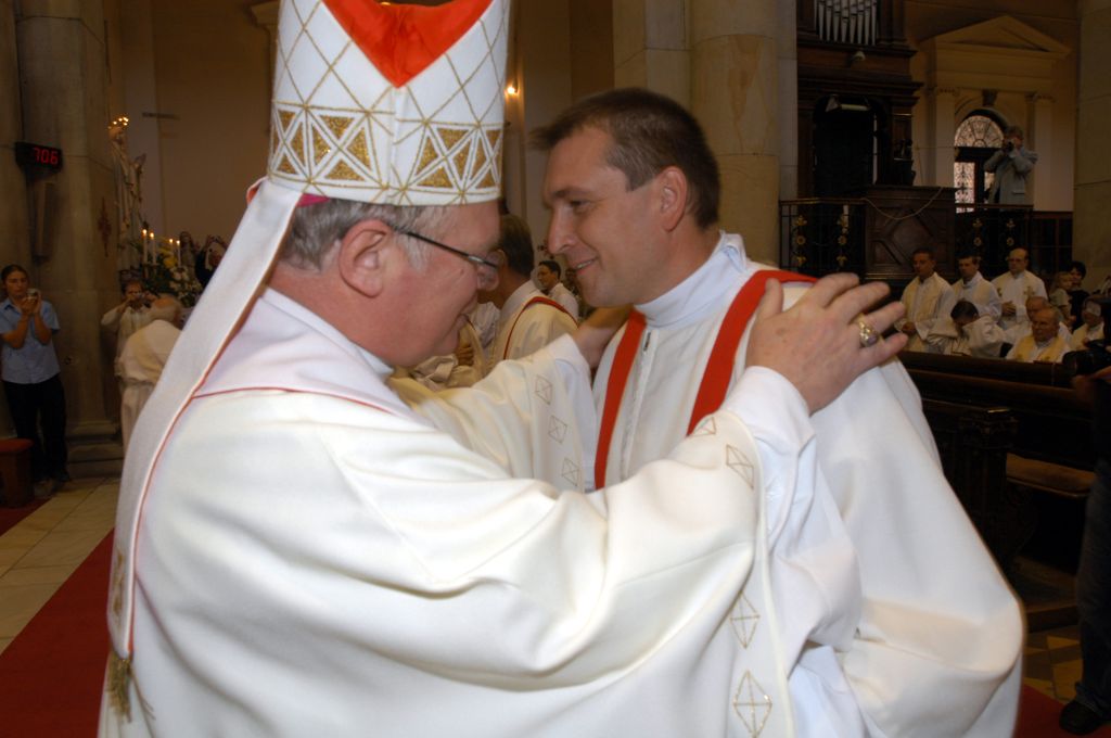 Otec biskup objímáním vítá nové jáhny do své diecéze, foto: P. Zuchnický