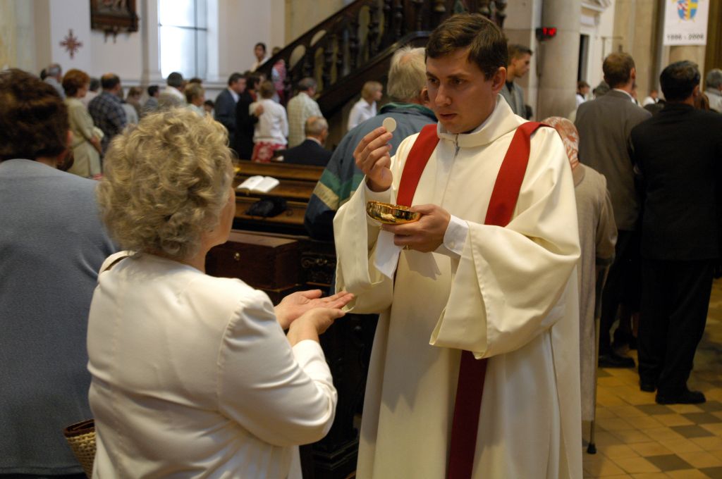 Nově vysvěcený jáhen při eucharistické službě, foto: P. Zuchnický