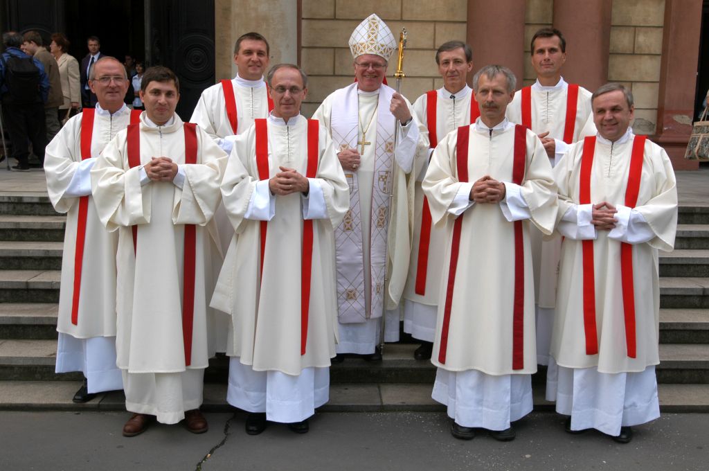 Společná fotografie nových svěcenců s otcem biskupem, foto: P. Zuchnický