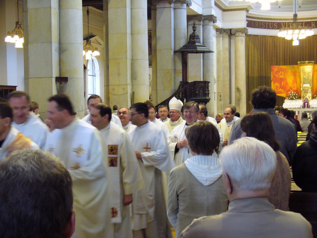 Otec biskup při odchodu z katedrály žehná svým diecézanům