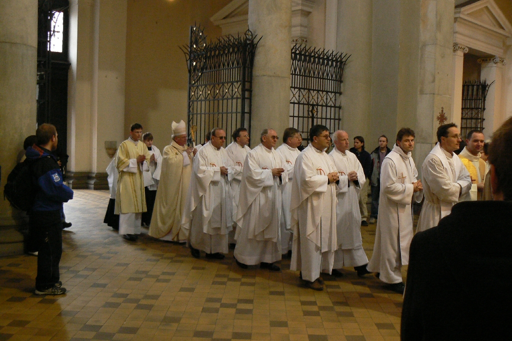Závěrem průvodu pak šel otec biskup Fantišek se svými kněžími...