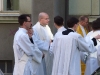 Kněží, jáhni i ministranti se řadí k liturgickému průvodu...