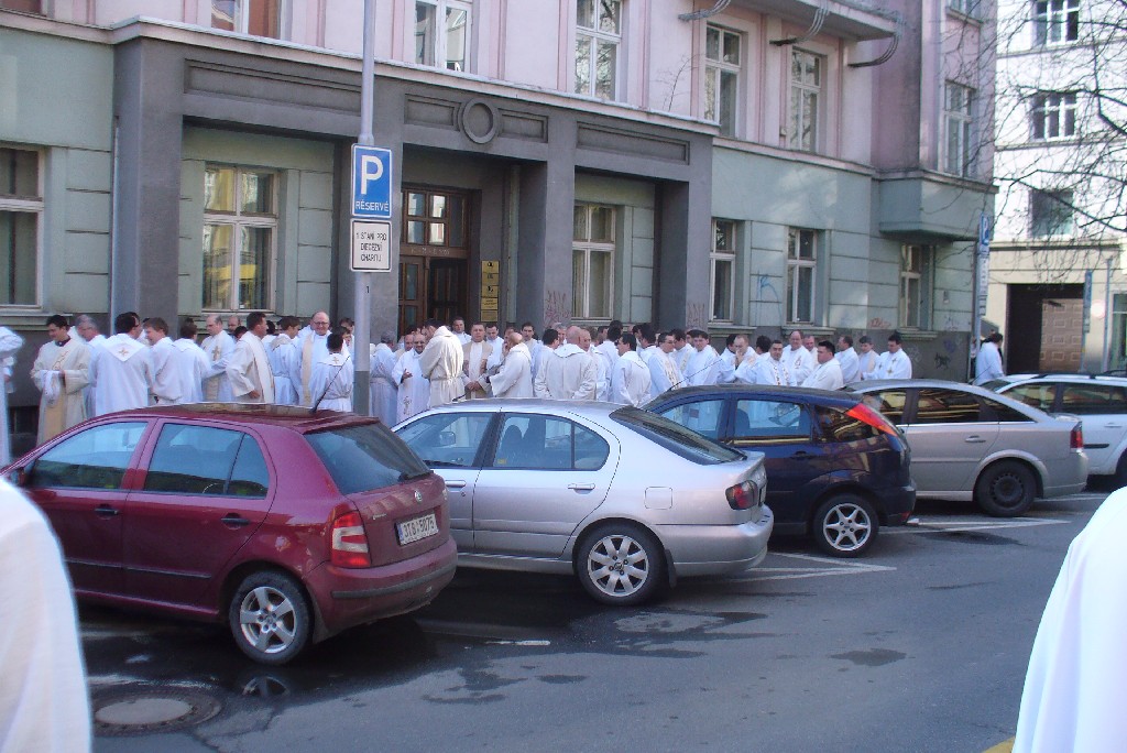 Kněží a jáhni se shromažďují, aby se zařadili do liturgického průvodu