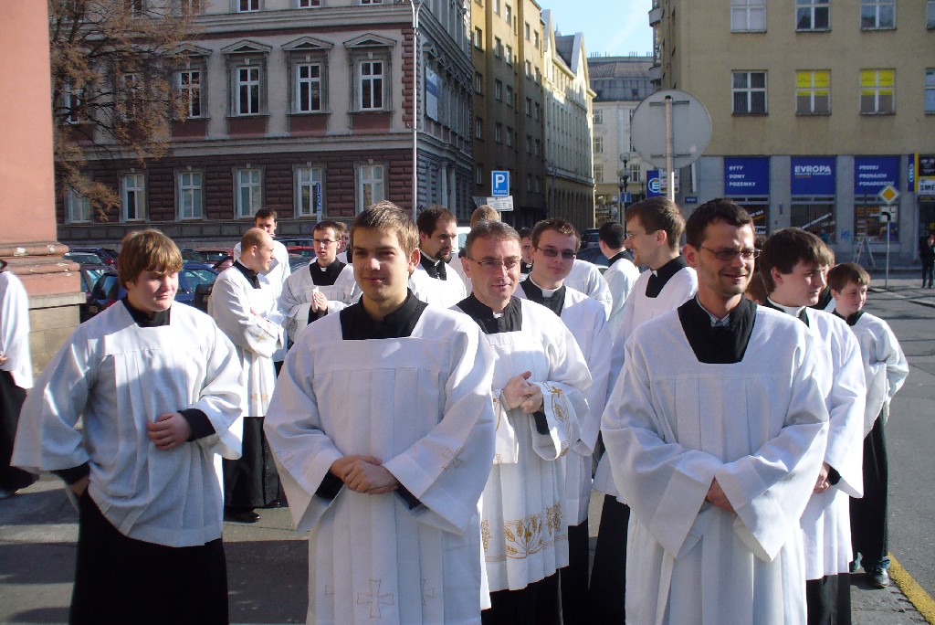 Spolu s kněžími přišlo hodně ministrantů