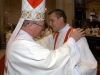 Otec biskup objímáním vítá nové jáhny do své diecéze, foto: P. Zuchnický 