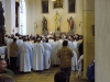 Po mši svaté otec biskup promlouvá před svatostánkem ke svým kněžím a jáhnům