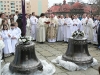 Slavnostně vyzdobené zvony očekávají požehnání...