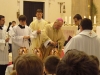 Na závěr otec biskup připravuje oleje ke svěcení...