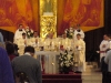 Novokněží koncelebrují spolu s otcem biskupem